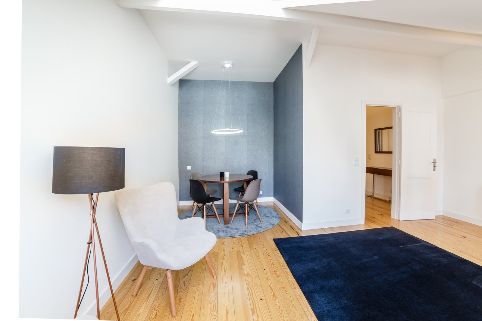 Modern apartment with white walls and light wooden floor شقة تحويل دور علوي