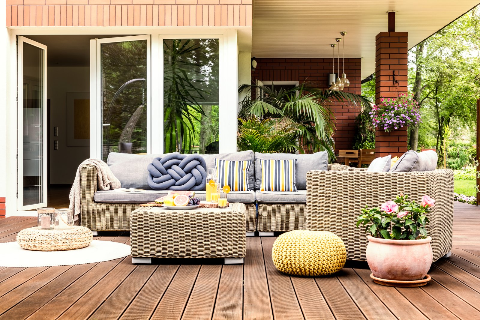 Beige garden furniture on terrace فيلا بأربع غرف نوم مع صالة ألعاب رياضية